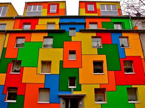Medios locales, por su parte, precisaron que el edificio alberga, en total, 136 residencias y que la superficie de cada departamento varía entre los 132 y los 210 metros cuadrados. Los 19 edificios más espectacularmente coloridos del mundo ...