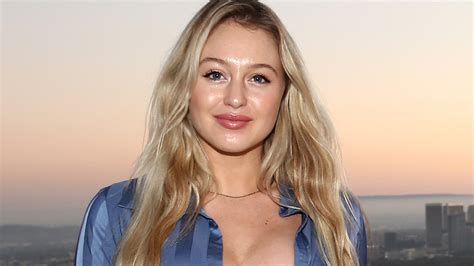 Iskra Lawrence Goes Nude For Pregnancy Photo Shoot Shares Body Update With Followers