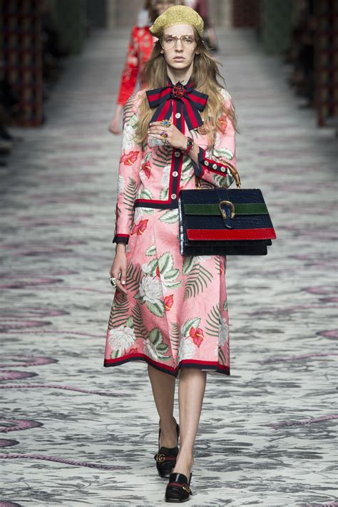 Discover the latest ready to wear, handbags, shoes and accessories collections by alessandro michele. Polícia da Moda | Milan Fashin Week - GUCCI Verão 2016 ...