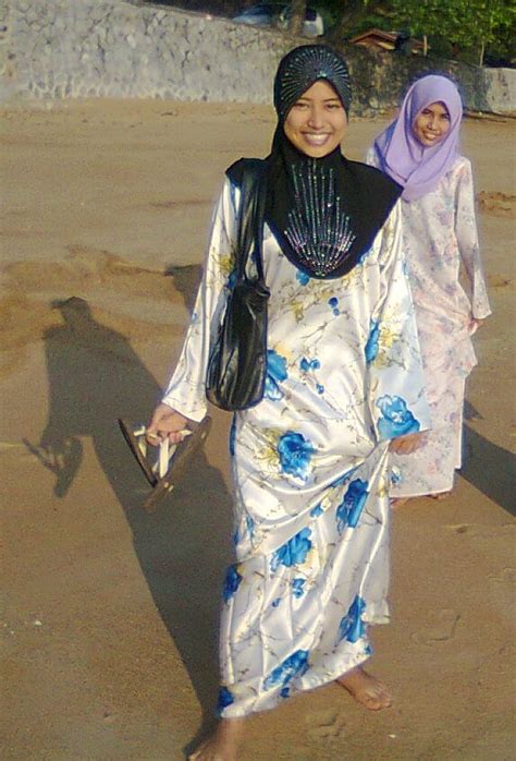 Baju kurung merupakan blus selutut yang dikenakan di atas rok panjang atau sarung. Malaysian Baju Kurung 300 by Aisa | Malaysian Baju Kurung