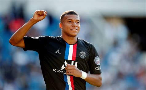 Emiliano amor is an argentinian professional football player who best plays at the center back position for the vélez. FIFA 21. Kylian Mbappé será portada del videojuego de EA ...
