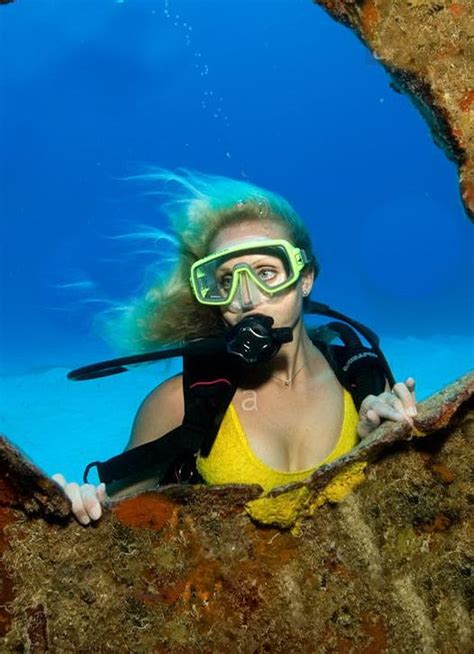 Pin By Luis Alberto On Chicas Buceadoras Underwater Pictures Girl Under Water Girl In Water