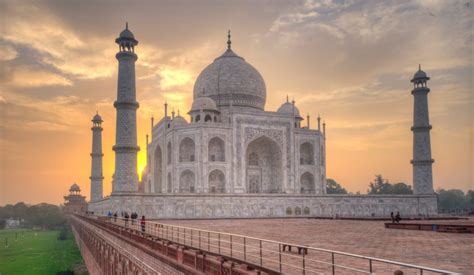 The arabic calligraphy from the holy quran and motifs of entwined flowers, leaves and vines spiraling down its niches. Sunrise Taj Mahal tour by Car from Delhi • Private Guided/All-Inclusive