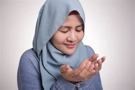 Muslim Woman Pray Stock Photo Image Of Devotion East 178738592