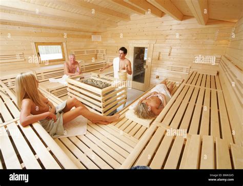 Sauna Im Inneren Gruppe Wellness Holz Holzsauna Hütte Person Gesund Schwitzen Stockfotografie