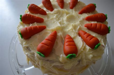 Pipe or spread a layer of frosting over the top of the first layer to create the filling layer. Karottentorte mit Cream-Cheese Frosting | Karotten torte ...