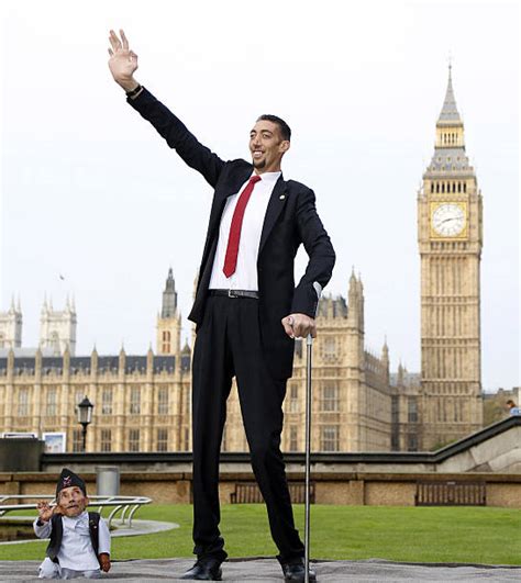 Fotos E Imagens De Worlds Tallest And Shortest Men Meet For Guinness