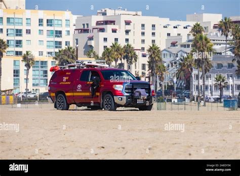 Los Angeles Lifeguard Truck Hi Res Stock Photography And Images Alamy