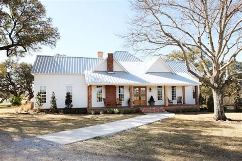 Joanna Gaines Age Farmhouse Exterior And Farmhouse