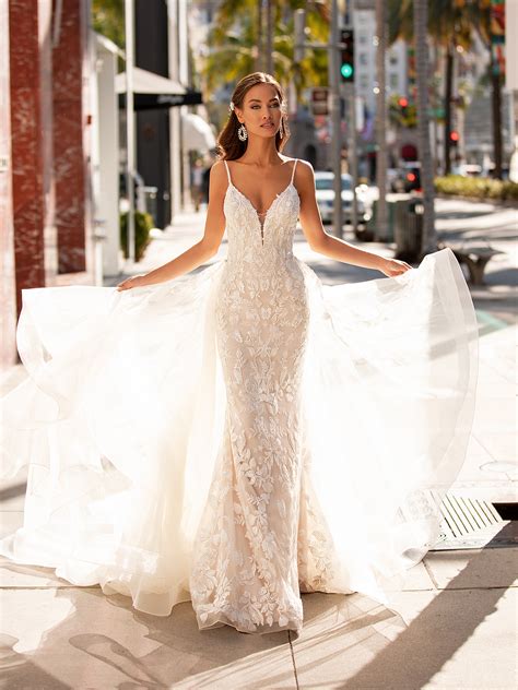 10 Gorgeous Wedding Dresses That Flatter Your Curves Bridal Musings