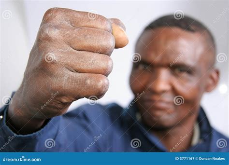 Faust Des Ver Rgerten Schwarzen Mannes Stockbild Bild Von Afrika Schurke