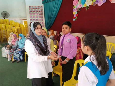 Contoh saja pembatas buku yang berbentuk kaki sedang selonjoran seperti pada gambar. Diari Cikgu Chom: PROGRAM SEKOLAH PENYAYANG SMKDSE 2019