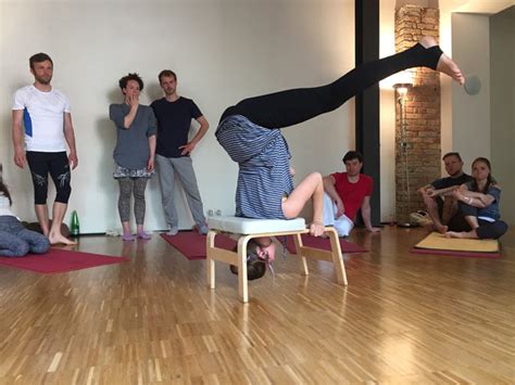 Check spelling or type a new query. Acro Yoga. Kopfüber ins Glück. Achtung, Suchtgefahr.