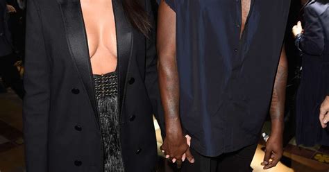 Sem sutiã Kim Kardashian usa decote ousado em Paris