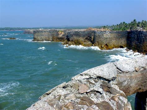 Sindhudurg fort sindhudurg(marathi सिंधुदुर्ग) is a fortress which occupies an islet in the arabian sindhudurg (sindhu = sea, durg = fort) was built by the great maratha warrior leader shivaji in 1664. Sindhudurg Fort - tourmet