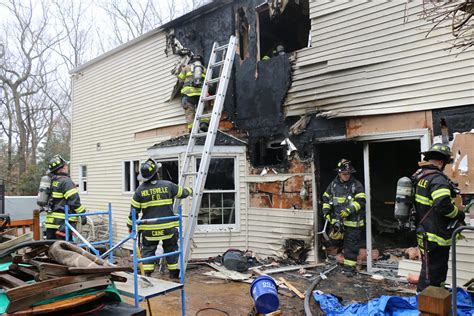 2 Injured In Long Island Ny House Fire Firefighter Close Calls