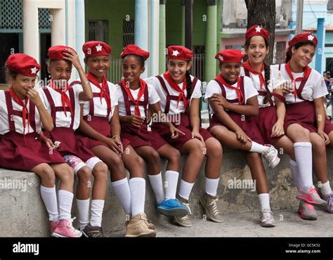 Les Filles Young Pioneers à Lécole Primaire Regla Uniforme Cuba