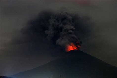 123018 Balis Mount Agung Erupts Again As Islands Volcano Spews Ash