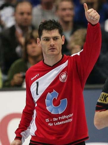 Henning fritz (born september 21, 1974 in magdeburg, germany) is a retired german handball goalkeeper, and the first goalkeeper to be named world player of the year, in 2004. Bildergalerie: Henning Fritz: Der Titan im Handballtor ...