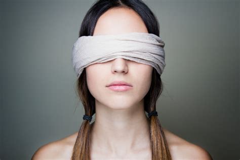 Afbeeldingen Over Blindfold Blader In Stockfoto S Vectoren En Video