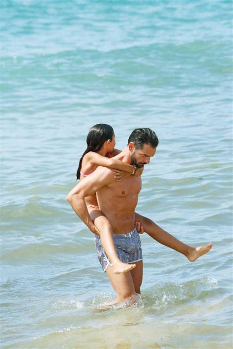 Cláudio ramos fez questão de esclarecer: Cláudio Ramos e a filha Leonor de férias no Algarve