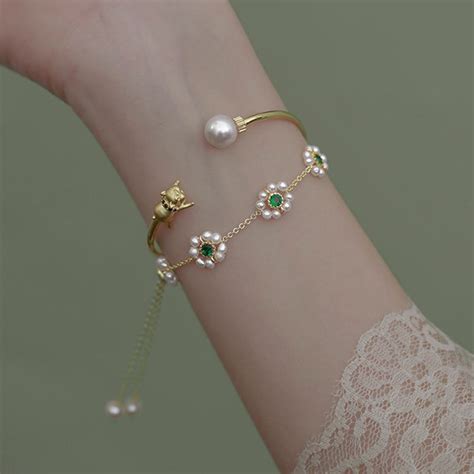 Pearl Flower Bracelet ApolloBox