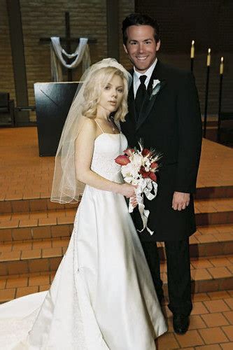 Scarlett was seen sporting an engagement ring. » Scarlett and Ryan get married…weeeeeeeee! / Derober.com