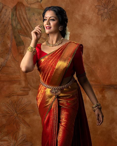 25 Best Photo Poses For Girls In Saree