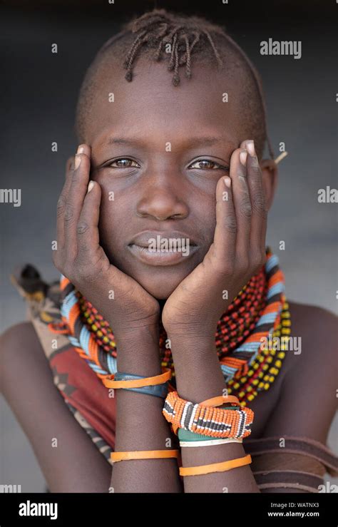 Schöne Turkana tribal Mädchen mit traditionellem Kopfschmuck Halskette