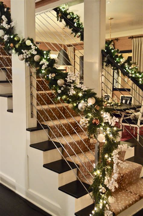 30 Decorating Stair Rails For Christmas Decoomo