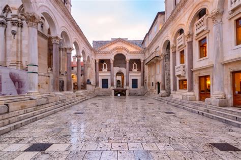 Peristyle In Diocletian Palace Split Croatia Lizenzpflichtiges Bild