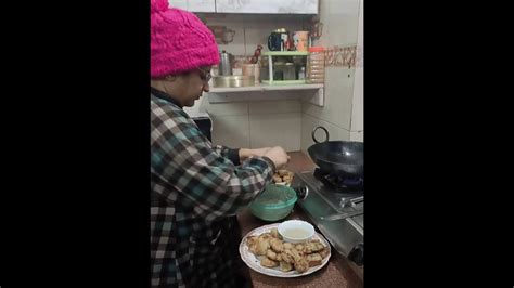 desi mom convinces her son who is on diet to eat pakoras watch how trending hindustan times