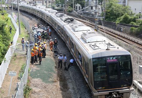 線路進入の車と電車接触 男性死亡、大阪・大東市 読んで見フォト 産経フォト