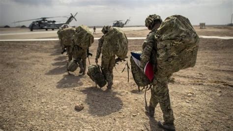 مترجمان افغان در بریتانیا نگران جان همکاران خود پس از خروج نیروهای
