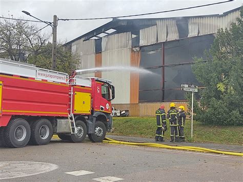 Lons Le Saunier Incendie Au Groupe Demain 500 M2 De Bâtiment Partent En Fumée