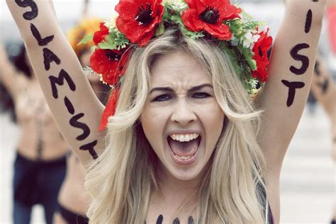 Активистка Femen с обнаженной грудью залезла на памятник DonPress com