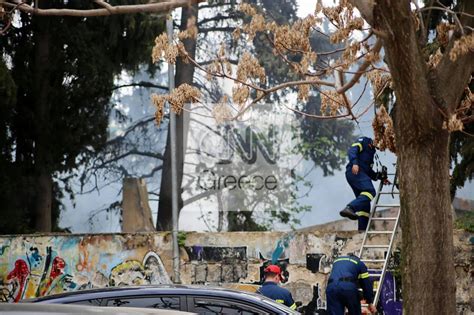 Με πλωτά μέσα απομακρύνονται οι κάτοικοι από την αγία άννα (βίντεο). Φωτιά σε κτήριο στο Άλσος Καισαριανής - CNN.gr