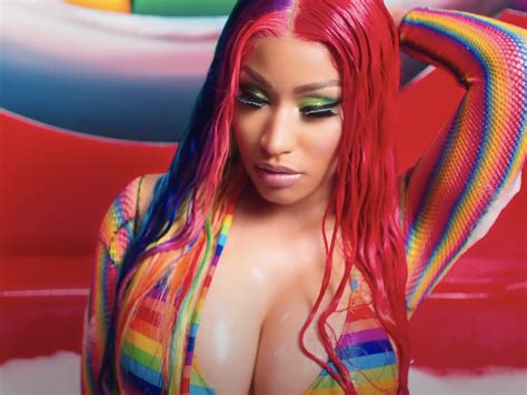 rozmiar biustonosza nicki minaj ujawniony i barbie prosi o wielką przysługę