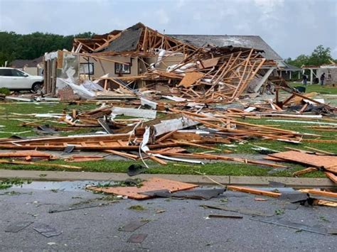 Six Dead Hundreds Of Homes Damaged As Tornadoes Strike Mississippi