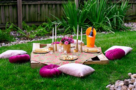 Five Romantic Picnic Ideas That Are Easy Gorgeous And Inexpensive