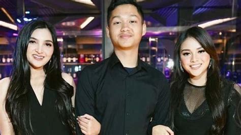 Dalam video yang berisikan gambar kompilasi momen keluarga itu. Pernah Sekongkol Bohongi Ashanty, Aurel dan Azriel ...