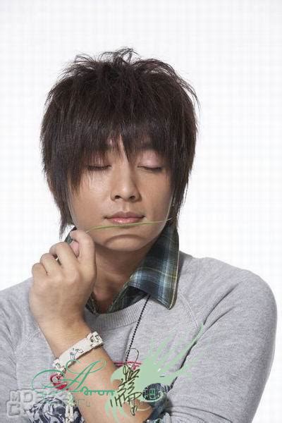 He is currently the youngest member of the boy band fahrenheit. 炎亞綸寫真照片 - 第13張/共78張
