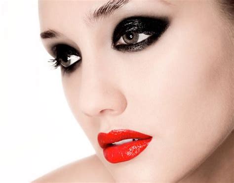 Black Eyes And Red Lips Black Makeup Looks Black Eye Makeup Smoky Eye