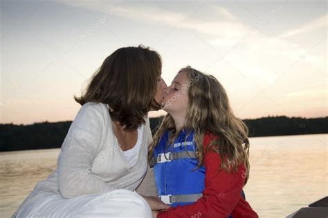 Beso De Madre E Hija Lago De Los Bosques Ontario Canadá Fotografía