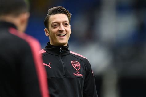 Mesut Ozil Returns To First Team Training Following Back Problems