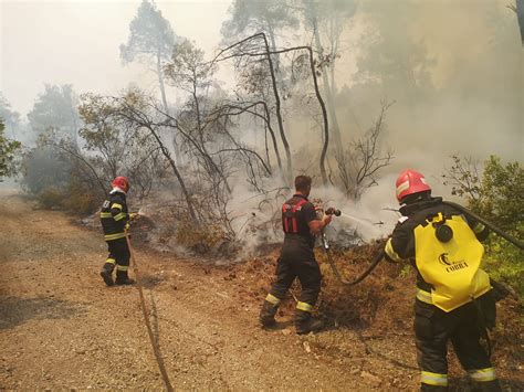 Foto Pompierii Din Rom Nia I R Moldova N Aceea I Echip N Lupta Cu Incendiile Din Grecia