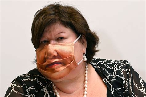 Docteure en 1988, elle exerce la profession de médecin1. Maggie De Block fait sensation avec son masque au parlement.
