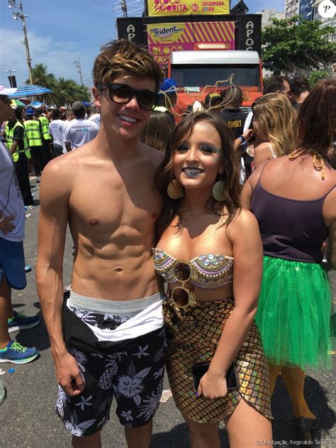 Larissa manoela posa estilosa e namorado, thomaz costa, brinca: Larissa Manoela, de sereia em bloco, revela gostar de ...