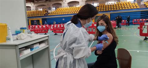 A diferencia de janssen, las vacunas anteriores esta nueva vacuna llegará al país a través del mecanismo covax, la plataforma impulsada por la. Cambios en la vacuna: AstraZeneca hasta los 65 años y ...