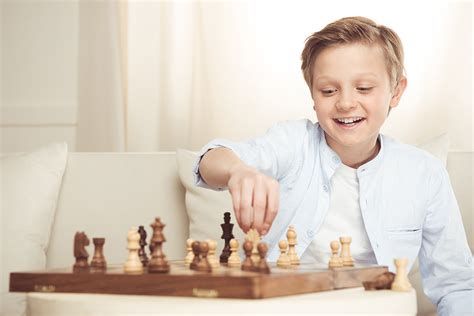Avantages d'apprendre aux enfants à jouer aux échecs en 2020